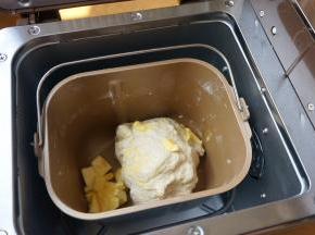 当第一个揉面程序结束后，将软化的黄油投入面包桶中，就等着面包机来完成剩下所有的工作了