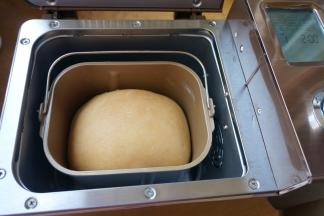 两小时后，提示音响起，香喷喷的面包做好啦