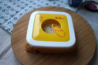 再盖一片面包，取一个口袋吐司模具，扣在面包片上，向下一压