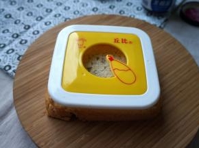 再盖一片面包，取一个口袋吐司模具，扣在面包片上，向下一压