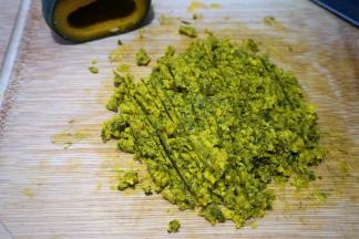 取150克南瓜，连皮带肉一起用刀剁成茸，南瓜很干，如果用料理机加水打成泥，后面的面包水量就要减少