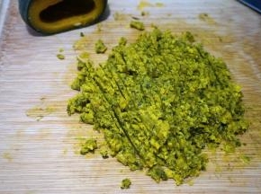 取150克南瓜，连皮带肉一起用刀剁成茸，南瓜很干，如果用料理机加水打成泥，后面的面包水量就要减少