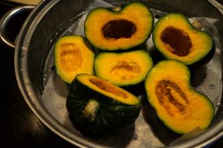 小南瓜洗净去瓤，上锅蒸熟