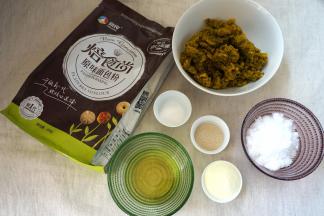 面包粉、酵母、细砂糖、盐、奶粉、凉水、玉米油，南瓜茸准备好