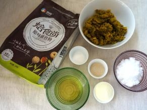 面包粉、酵母、细砂糖、盐、奶粉、凉水、玉米油，南瓜茸准备好