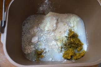 全部材料入面包桶中