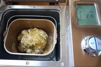 将面包桶安装在东菱面包机里，选择“粗粮面包“，中色，总共定时2小时15分钟