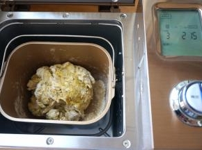 将面包桶安装在东菱面包机里，选择“粗粮面包“，中色，总共定时2小时15分钟