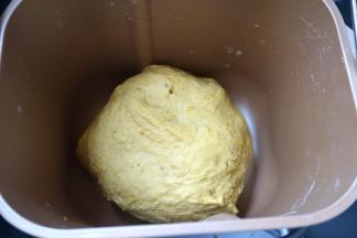 揉完两个程序的面团是这个样子的，南瓜茸和皮完全整合进面团中了