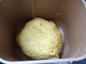 揉完两个程序的面团是这个样子的，南瓜茸和皮完全整合进面团中了