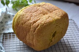 成品的面包被老妈倒立着放在晾架上了，导致头部被压得丑丑的，这也从另一方面证明这个面包超级柔软，所以让它躺着吧