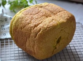 成品的面包被老妈倒立着放在晾架上了，导致头部被压得丑丑的，这也从另一方面证明这个面包超级柔软，所以让它躺着吧