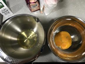 分离好蛋清和蛋黄。装蛋清的碗要保证无油无水。