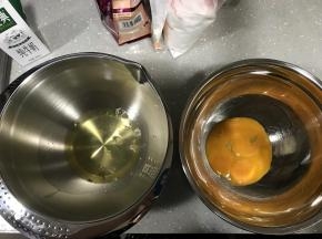分离好蛋清和蛋黄。装蛋清的碗要保证无油无水。