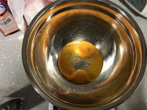 先处理蛋黄部分。加入食用油，用手动打蛋器搅拌均匀。