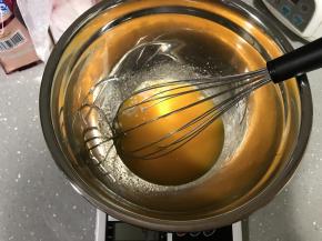 加入牛奶，搅拌均匀。