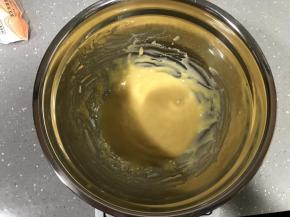 处理好的蛋黄糊，放一旁备用。
烤箱上下火170度预热（烤戚风160度即可，因为开烤箱门热量会消散，所以预热时温度可设定高一些）