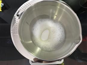 打至鱼眼状加入第一次白砂糖。开高速打发