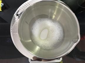 打至鱼眼状加入第一次白砂糖。开高速打发