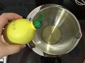 继续制作蛋白霜。
蛋清里加几滴柠檬汁。开动电动打蛋器最低档打发