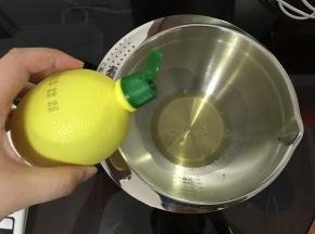继续制作蛋白霜。
蛋清里加几滴柠檬汁。开动电动打蛋器最低档打发