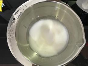 打发至泡沫细腻加入第二次白砂糖。继续高速打发