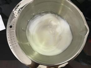 打至出现纹路不消失，加入剩余白砂糖和玉米淀粉。用打蛋器稍微搅拌一下再开高速打发，防止玉米淀粉飞溅。