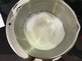 打至出现纹路不消失，加入剩余白砂糖和玉米淀粉。用打蛋器稍微搅拌一下再开高速打发，防止玉米淀粉飞溅。