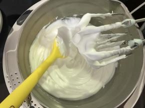 打至硬性发泡，提起打蛋器出现小尖勾即可。