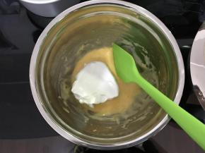 取三分之一蛋白霜加入蛋黄糊，用翻拌的手法翻拌均匀。