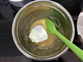 取三分之一蛋白霜加入蛋黄糊，用翻拌的手法翻拌均匀。