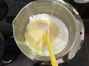 翻拌均匀的蛋糕糊倒入剩余蛋白霜，继续翻拌均匀。