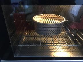 蛋糕糊倒入模具7分满，轻震之后送入烤箱，烤箱温度调至160度，时间设定50分钟。期间不要开烤箱门！不要开烤箱门！不要开烤箱门！重要的事情说三遍！