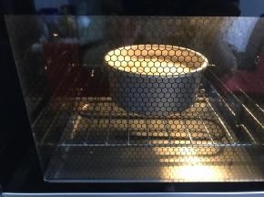 蛋糕糊倒入模具7分满，轻震之后送入烤箱，烤箱温度调至160度，时间设定50分钟。期间不要开烤箱门！不要开烤箱门！不要开烤箱门！重要的事情说三遍！