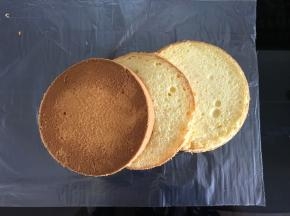 用分片器辅助，将蛋糕分成三片（忘记拍照，找个以前的图替代一下）