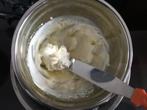 300克淡奶油加30克糖坐冰打发至比抹面稍硬的状态，做夹层。夏天天气热，我是开着空调坐冰打的。