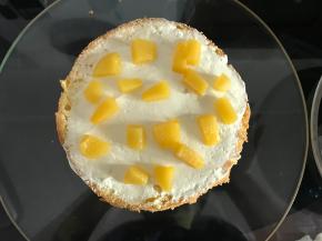 摆好一片蛋糕，抹上奶油，摆好水果。