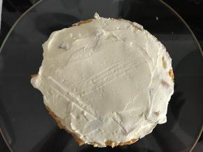 再抹一层奶油将水果封住，盖上蛋糕片，重复此步骤，再盖上最后一份蛋糕片。夹层就做好了。