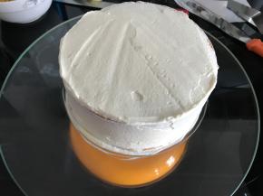 用剩余的淡奶油简单抹个面，主要目的是把蛋糕屑封住，防止正式抹面时蛋糕屑跑出。徒手脱模蛋糕屑会比较少。