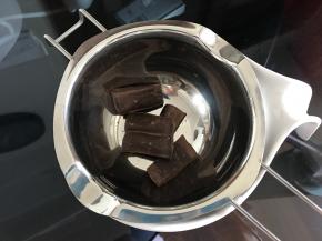 抹好面的蛋糕放进冰箱冷藏至少30分钟。
制作甘纳许。30克巧克力隔水加热。