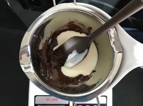 巧克力全部融化后，加入30克淡奶油。
可以一点点加入，观察甘纳许状态。
全程隔热水搅拌均匀