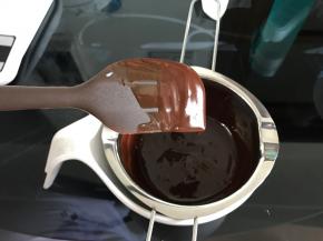 提起刮刀，甘纳许流成细线状就是可以淋面的状态。