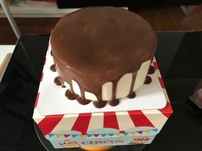 甘纳许凉至室温，取出冷藏好的蛋糕，直接用锅子从边缘淋起。注意淋的均匀一些，我在边缘淋的过多了，感觉从中间淋起效果会更好。
淋面完成的蛋糕放进冰箱，冷藏至少半小时。