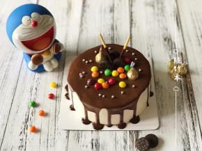 一个漂亮的巧克力淋面蛋糕就制作好了，个人很喜欢