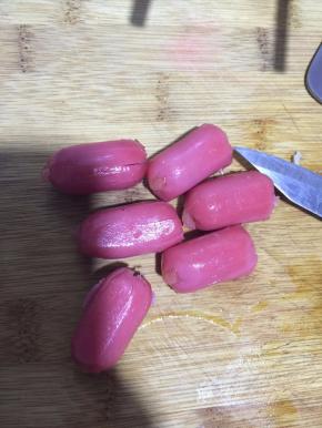 台式烤香肠，用刀在一头切一个米字