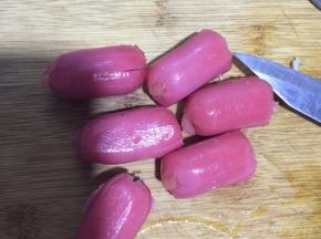 台式烤香肠，用刀在一头切一个米字