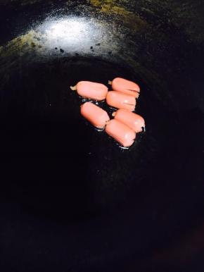 锅中放入少许油，煎炸一下