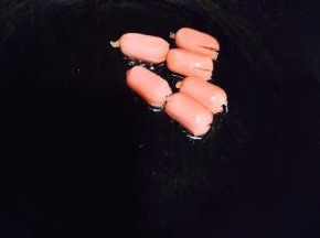 锅中放入少许油，煎炸一下