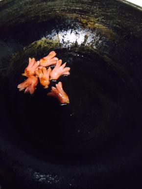 小火煎炸，防止油温喷溅。红香肠的八爪鱼样就出来了，捞出待用。