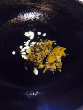 锅中放入色拉油，放入蒜子爆香，放入酸菜翻炒